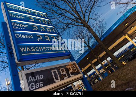 MONACO di BAVIERA, GERMANIA - MARZO 12: Pannello prezzi presso la stazione di servizio con prezzi superiori a due euro al litro il 12 marzo 2022 a Monaco di Baviera, Germania. A causa della guerra Foto Stock