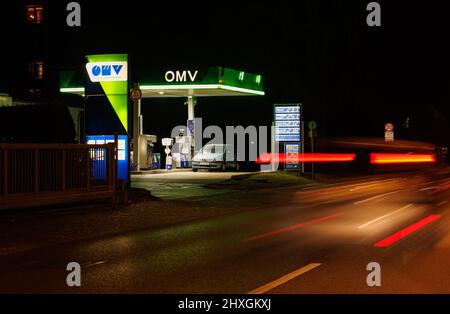 MONACO di BAVIERA, GERMANIA - MARZO 12: Pannello prezzi presso la stazione di servizio con prezzi superiori a due euro al litro il 12 marzo 2022 a Monaco di Baviera, Germania. A causa della guerra Foto Stock