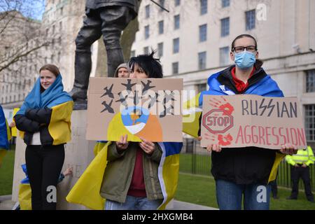 Londra, Inghilterra, Regno Unito. 12th Mar 2022. I manifestanti tengono dei cartelli al rally. I manifestanti ucraini hanno dimostrato di fronte Downing Street contro l'invasione russa del loro paese il 17th giorno del conflitto. (Credit Image: © Thomas Krych/ZUMA Press Wire) Foto Stock