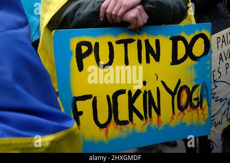 Un nuovo raduno contro la politica di guerra di Putin e a sostegno del popolo ucraino si è svolto in Place de la Republique, per chiedere la fine della guerra. Foto Stock