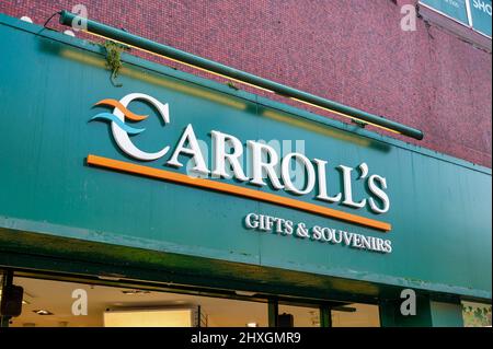 Belfast, UK- 19 febbraio 2022: Carroll's Gifts and Souvenirs Stores a Belfast, Irlanda del Nord. Foto Stock