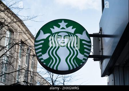 Belfast, Regno Unito - 19 febbraio 2022: Il cartello Starbucks a Belfast, Irlanda del Nord. Foto Stock
