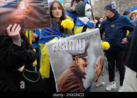 Un nuovo raduno contro la politica di guerra di Putin e a sostegno del popolo ucraino si è svolto in Place de la Republique, per chiedere la fine della guerra. Foto Stock