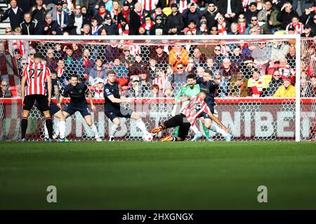 LONDRA, REGNO UNITO. MAR 12th Bryan Mbeumo di Brentford spara durante la partita della Premier League tra Brentford e Burnley al Brentford Community Stadium di Brentford sabato 12th marzo 2022. (Credit: Tom West | MI News) Credit: MI News & Sport /Alamy Live News Foto Stock