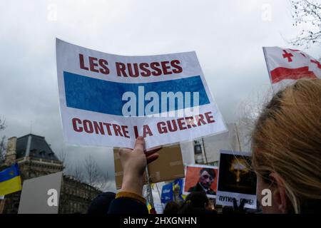 Un nuovo raduno contro la politica di guerra di Putin e a sostegno del popolo ucraino si è svolto in Place de la Republique, per chiedere la fine della guerra. Foto Stock