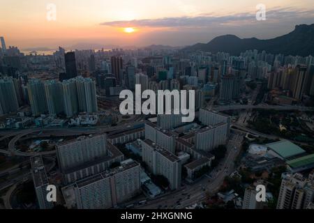 Paesaggio urbano di Kowloon al tramonto, con roccia del leone Foto Stock