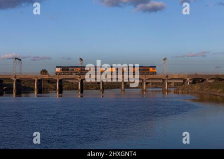 2 GB Railnight classe 66 locomotive che girano motore leggero sul viadotto di Esk, Mossband, Carlisle sulla linea principale della costa occidentale Foto Stock