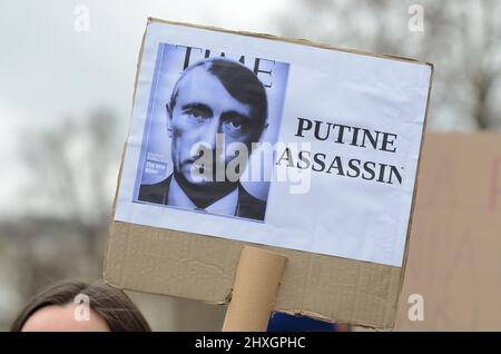 Un nuovo raduno contro la politica di guerra di Putin e a sostegno del popolo ucraino si è svolto in Place de la Republique, per chiedere la fine della guerra. Foto Stock