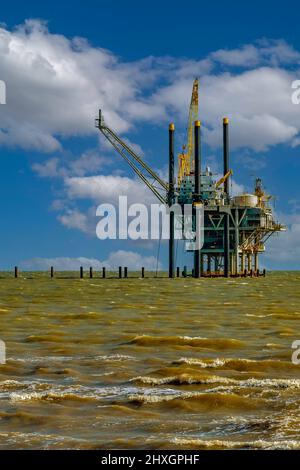 Oil Rig in Mobile Bay Alabama al largo della costa del Golfo, Isole del Golfo, Golfo del Messico. Foto Stock
