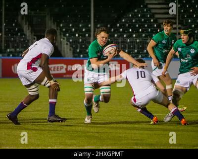 Barnet, Londra, Regno Unito. 12th Mar 2022. Lorcan McLoughlin (6 - Irlanda U20) prende la palla in contatto nella partita tra Inghilterra U20 e Irlanda U20 nel campionato Under-20 Six Nations allo StoneX Stadium, Barnet, Londra il 12th marzo 2021 Claire Jeffrey/SPP Credit: SPP Sport Press Photo. /Alamy Live News Foto Stock