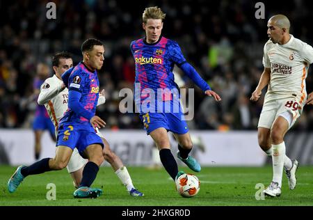 Barcelona,Spain.10 March,2022. Sergiño Dest (2) del FC Barcelona (a sinistra) e Frenkie de Jong (21) del FC Barcelona durante la partita dell'Europa League Foto Stock