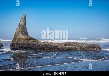 I pinnacoli di roccia e le onde dell'oceano sulla Riserva Marina Nazionale Olimpica e sulla striscia costiera del Parco Nazionale Olimpico, Washington, USA. Foto Stock