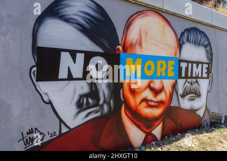 Danzica, Polonia. , . Murale dell'artista polacco TUSE che mostra Vladimir Putin insieme ad Adolph Hitler e Joseph Stalin con una striscia nera sugli occhi come un criminale e un'iscrizione che dice CHE NON SI vede PIÙ TEMPO a Danzica, Polonia il 11 marzo 2022 Artis ha creato questo murale come protesta contro la guerra russa contro l'Ucraina (Foto di Vadim Pacajev/Sipa USA) Credit: Sipa USA/Alamy Live News Foto Stock