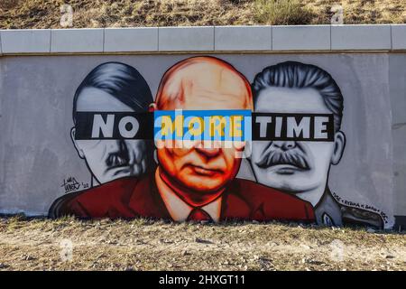 Danzica, Polonia. , . Murale dell'artista polacco TUSE che mostra Vladimir Putin insieme ad Adolph Hitler e Joseph Stalin con una striscia nera sugli occhi come un criminale e un'iscrizione che dice CHE NON SI vede PIÙ TEMPO a Danzica, Polonia il 11 marzo 2022 Artis ha creato questo murale come protesta contro la guerra russa contro l'Ucraina (Foto di Vadim Pacajev/Sipa USA) Credit: Sipa USA/Alamy Live News Foto Stock