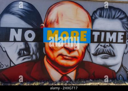 Danzica, Polonia. , . Murale dell'artista polacco TUSE che mostra Vladimir Putin insieme ad Adolph Hitler e Joseph Stalin con una striscia nera sugli occhi come un criminale e un'iscrizione che dice CHE NON SI vede PIÙ TEMPO a Danzica, Polonia il 11 marzo 2022 Artis ha creato questo murale come protesta contro la guerra russa contro l'Ucraina (Foto di Vadim Pacajev/Sipa USA) Credit: Sipa USA/Alamy Live News Foto Stock