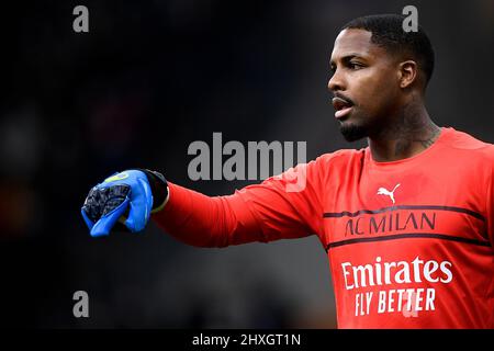 Milano, Italia. 12 marzo 2022. Mike Maignan di AC Milan gesticola durante la serie Una partita di calcio tra AC Milan e Empoli FC. Credit: Nicolò campo/Alamy Live News Foto Stock