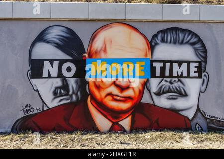 Danzica, Polonia. , . Murale dell'artista polacco TUSE che mostra Vladimir Putin insieme ad Adolph Hitler e Joseph Stalin con una striscia nera sugli occhi come un criminale e un'iscrizione che dice CHE NON SI vede PIÙ TEMPO a Danzica, Polonia il 11 marzo 2022 Artis ha creato questo murale come protesta contro la guerra russa contro l'Ucraina (Foto di Vadim Pacajev/Sipa USA) Credit: Sipa USA/Alamy Live News Foto Stock