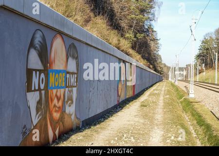 Danzica, Polonia. , . Murale dell'artista polacco TUSE che mostra Vladimir Putin insieme ad Adolph Hitler e Joseph Stalin con una striscia nera sugli occhi come un criminale e un'iscrizione che dice CHE NON SI vede PIÙ TEMPO a Danzica, Polonia il 11 marzo 2022 Artis ha creato questo murale come protesta contro la guerra russa contro l'Ucraina (Foto di Vadim Pacajev/Sipa USA) Credit: Sipa USA/Alamy Live News Foto Stock