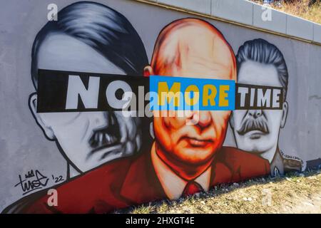 Danzica, Polonia. , . Murale dell'artista polacco TUSE che mostra Vladimir Putin insieme ad Adolph Hitler e Joseph Stalin con una striscia nera sugli occhi come un criminale e un'iscrizione che dice CHE NON SI vede PIÙ TEMPO a Danzica, Polonia il 11 marzo 2022 Artis ha creato questo murale come protesta contro la guerra russa contro l'Ucraina (Foto di Vadim Pacajev/Sipa USA) Credit: Sipa USA/Alamy Live News Foto Stock