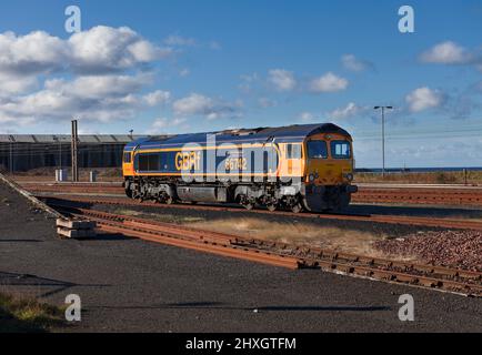 GB Railnight classe 66 Locomotiva diesel 66742 stalled in Falkland Yard, Ayr Foto Stock
