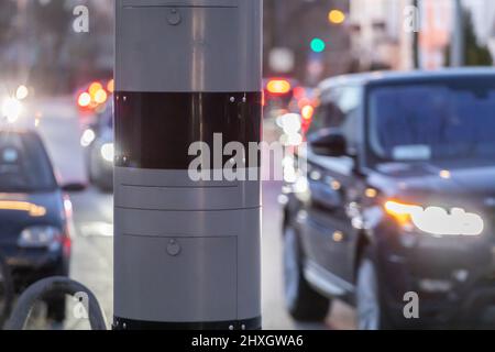 l'auto supera la trappola radar per la misurazione della velocità Foto Stock