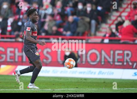 12 marzo 2022: Orel Mangala di VfB Stuttgart controlla la palla durante Union Berlin contro VfB Stuttgart, a an der Alten FÃ¶rsterei, Berlino, Germania. Prezzo Kim/CSM. Foto Stock