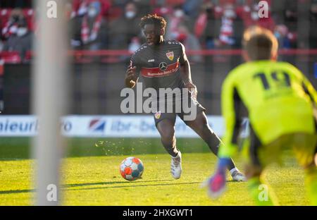 12 marzo 2022: Orel Mangala di VfB Stuttgart controlla la palla durante Union Berlin contro VfB Stuttgart, a an der Alten FÃ¶rsterei, Berlino, Germania. Prezzo Kim/CSM. Foto Stock