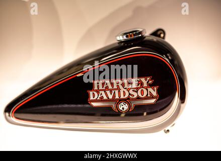 Serbatoio del gas lacrimogeno di un motociclista Harley-Davidson situato presso il museo Harley-Davidson a Milwaukee, Wisconsin, USA Foto Stock