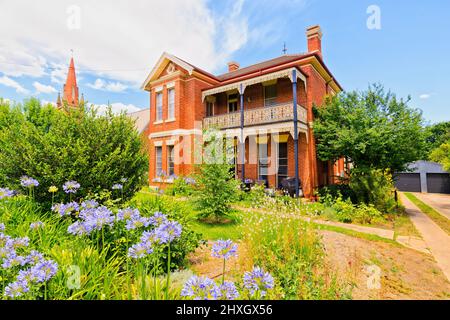 Scenico edificio storico in mattoni a Wagga Wagga città della regione australia - Chiesa strada residenziale. Foto Stock