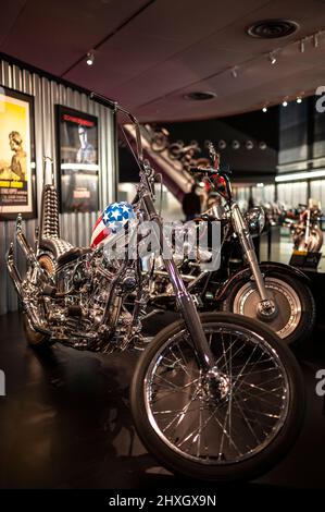 Replica del motociclo Easy Rider chiamato 'Captian America' situato presso il museo Harley-Davidson a Milwaukee, Wisconsin, USA Foto Stock