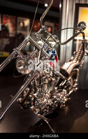 Replica del motociclo Easy Rider chiamato 'Captian America' situato presso il museo Harley-Davidson a Milwaukee, Wisconsin, USA Foto Stock