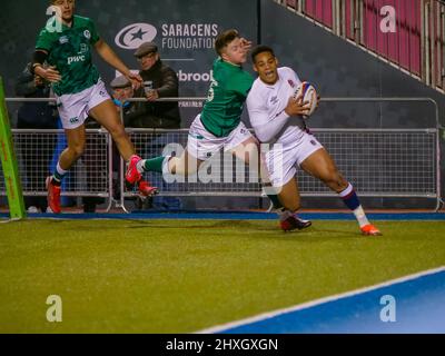 Barnet, Londra, Regno Unito. 12th Mar 2022. Cassius clives (11 - Inghilterra U20) segna una prova nella partita tra Inghilterra U20 e Irlanda U20 nel campionato Under-20 Six Nations allo StoneX Stadium, Barnet, Londra il 12th marzo 2021 Claire Jeffrey/SPP Credit: SPP Sport Press Photo. /Alamy Live News Foto Stock