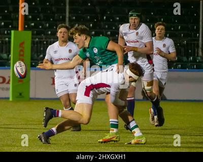 Barnet, Londra, Regno Unito. 12th Mar 2022. Jude Postlethwaite (13 - Irlanda U20) offload nella partita tra Inghilterra U20 e Irlanda U20 nel campionato Under-20 Six Nations allo StoneX Stadium, Barnet, Londra il 12th marzo 2021 Claire Jeffrey/SPP credito: SPP Sport Press Foto. /Alamy Live News Foto Stock