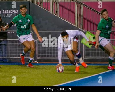 Barnet, Londra, Regno Unito. 12th Mar 2022. Cassius clives (11 - Inghilterra U20) segna una prova nella partita tra Inghilterra U20 e Irlanda U20 nel campionato Under-20 Six Nations allo StoneX Stadium, Barnet, Londra il 12th marzo 2021 Claire Jeffrey/SPP Credit: SPP Sport Press Photo. /Alamy Live News Foto Stock