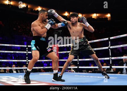 Caoimhin Agyarko (a sinistra) e Juan Carlos Rubio in azione nel loro concorso WBA International Middleweight Title alla Motorpoint Arena di Nottingham. Data foto: Sabato 12 marzo 2022. Foto Stock