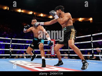 Caoimhin Agyarko (a sinistra) e Juan Carlos Rubio in azione nel loro concorso WBA International Middleweight Title alla Motorpoint Arena di Nottingham. Data foto: Sabato 12 marzo 2022. Foto Stock