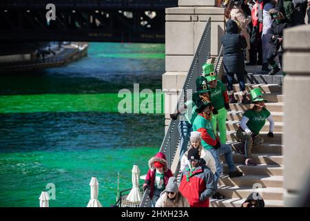 Chicago, Stati Uniti. 12th Mar 2022. La gente si riunisce sulla riva del fiume Chicago tinto verde a Chicago, gli Stati Uniti, il 12 marzo 2022. Il fiume Chicago è stato tinto verde il sabato per celebrare il prossimo giorno di San Patrizio, che è segnato il 17 marzo. Credit: Vincent D. Johnson/Xinhua/Alamy Live News Foto Stock