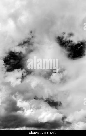 Cumulus fractus nuvole con un volto umano che ti guarda, nuvole di bel tempo Foto Stock