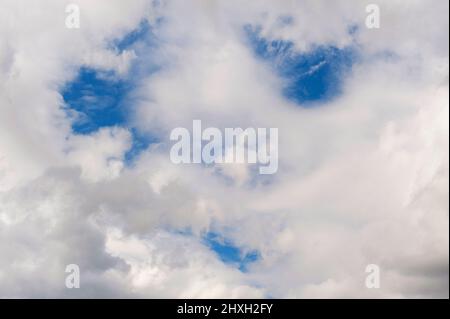 Cumulus fractus nuvole con un volto umano che ti guarda, nuvole di bel tempo Foto Stock