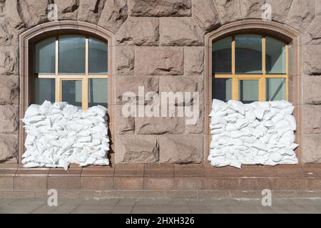 Kiev, Ucraina. 12th Mar 2022. Sacchi di sabbia accatastati nelle finestre e nelle porte dell'edificio del consiglio comunale di Kyiv, mentre Kyiv attende l'offensiva russa. (Credit Image: © Andrea Filigheddu/ZUMA Press Wire Service) Credit: ZUMA Press, Inc./Alamy Live News Foto Stock