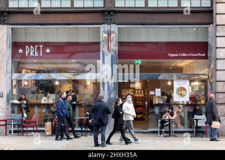 Una visione generale di un negozio Pret nel London West End, girato il 10th marzo 2022. © Belinda Jiao jiao.bilin@gmail.com 07598931257 https://www.belindajia Foto Stock