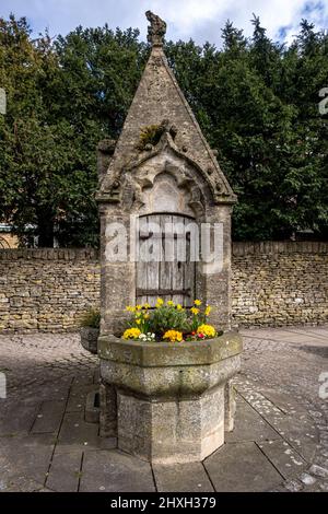 Fontana del bere e cavalcata a Stow-on-the-Wold, Gloucestershire Foto Stock