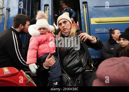 Lviv, Ucraina. 12th Mar 2022. I rifugiati ucraini si spostano attraverso la stazione ferroviaria di Lviv come molte persone fuggono nei paesi vicini durante l'invasione russa. (Credit Image: © Bryan Smith/ZUMA Press Wire) Foto Stock