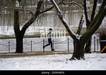 Washington, Stati Uniti. 12th Mar 2022. Un uomo scherza dopo la neve a Washington, DC, gli Stati Uniti, il 12 marzo 2022. Credit: Liu Jie/Xinhua/Alamy Live News Foto Stock