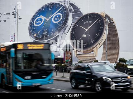 Bucarest, Romania - 23 febbraio 2022: Una pubblicità per Huawei Watch GT 3 è visualizzata su un grande banner su Athenee Palace Hilton Bucharest Foto Stock