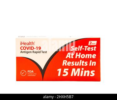 Una confezione di 2 test rapidi antigeni iHealth COVID-19, autotest a casa in 15 minuti isolato su sfondo bianco Foto Stock