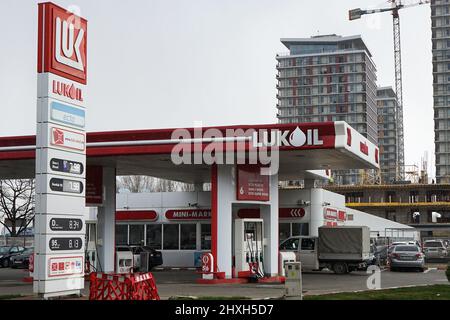 Bucarest, Romania - 10 marzo 2022: Una stazione di benzina Lukoil è visto a Bucarest questa immagine è solo per uso editoriale. Foto Stock