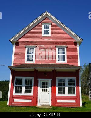 Casa in legno dipinta di rosso e bianco nel villaggio di Shepody, nel sud del New Brunswick Foto Stock