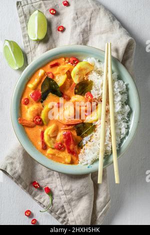 Curry rosso delizioso e fresco con riso, verdure e gamberetti curry rosso con gamberi e riso. Foto Stock