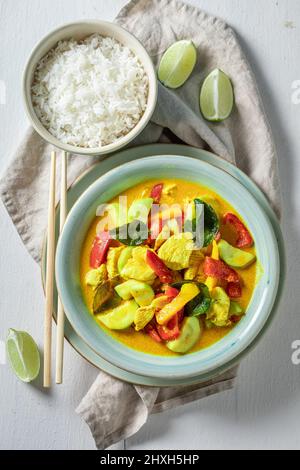 Curry giallo delizioso e fresco con foglie di kaffir, latte di cocco e pollo curry giallo con riso e pollo. Foto Stock